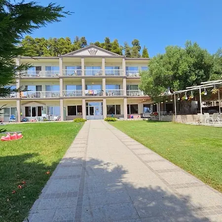 Crown Hotel 3*